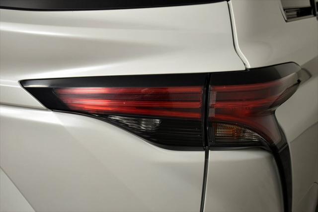 Photo of 2024 Pearl Toyota Sienna