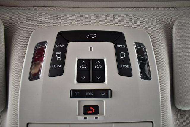 Photo of 2024 Pearl Toyota Sienna
