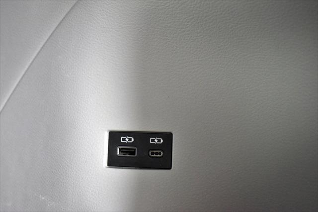 Photo of 2024 Pearl Toyota Sienna