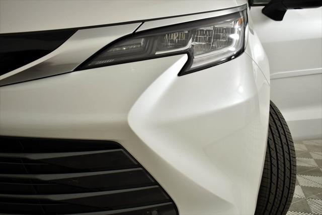 Photo of 2024 Pearl Toyota Sienna
