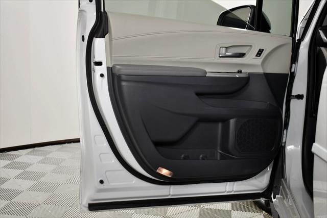 Photo of 2024 Pearl Toyota Sienna