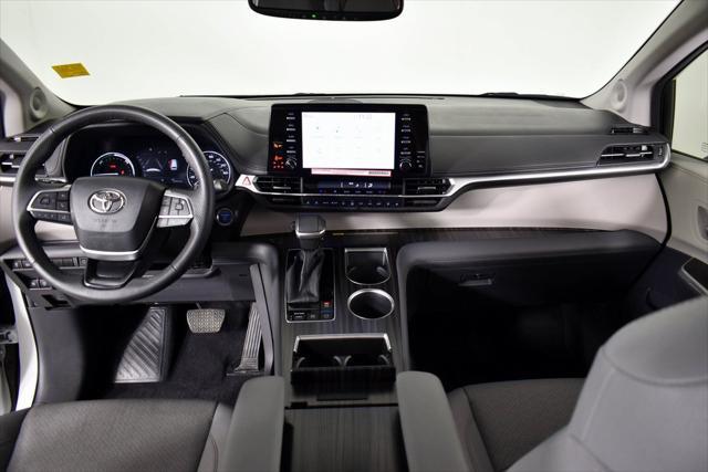 Photo of 2024 Pearl Toyota Sienna