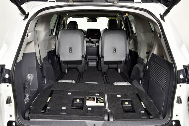 Photo of 2024 Pearl Toyota Sienna