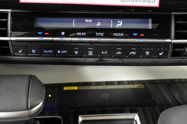 Photo of 2024 Pearl Toyota Sienna