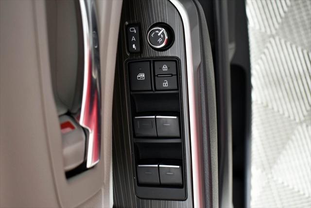 Photo of 2024 Pearl Toyota Sienna