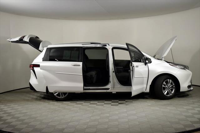 Photo of 2024 Pearl Toyota Sienna