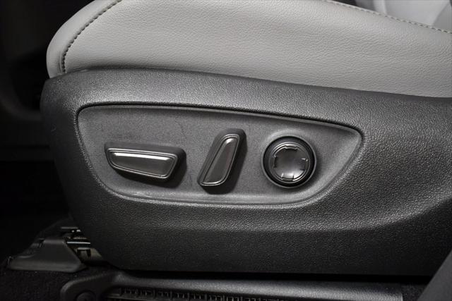 Photo of 2024 Pearl Toyota Sienna