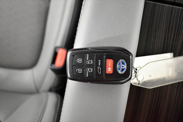 Photo of 2024 Pearl Toyota Sienna