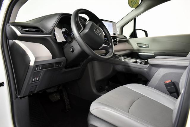 Photo of 2024 Pearl Toyota Sienna