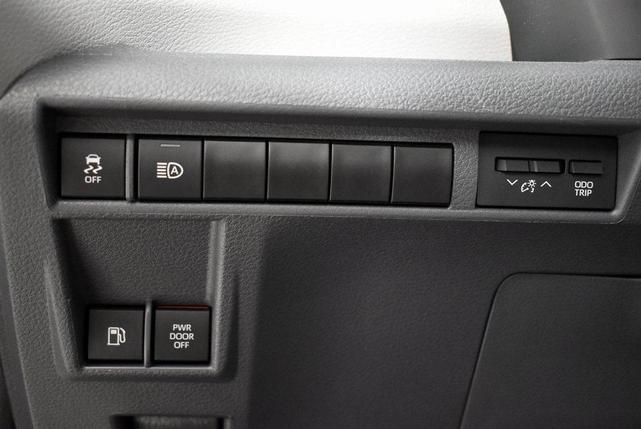 Photo of 2023 Pearl Toyota Sienna