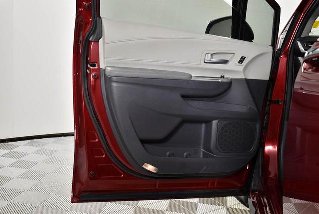 Photo of 2023 Pearl Toyota Sienna