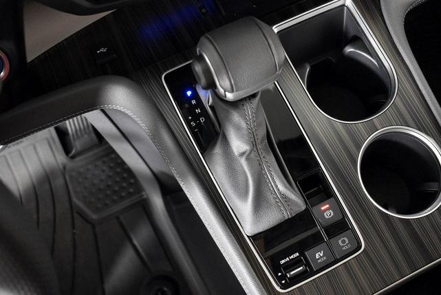 Photo of 2023 Pearl Toyota Sienna