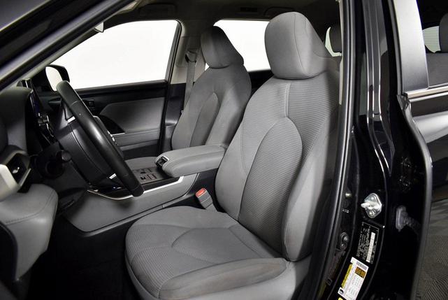 Photo of 2023 Midnight Black Metallic Toyota Highlander