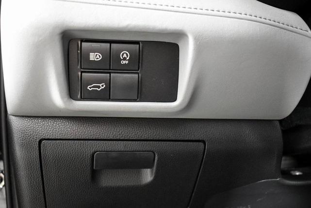 Photo of 2023 Midnight Black Metallic Toyota Highlander