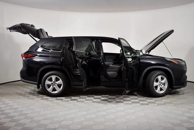 Photo of 2023 Midnight Black Metallic Toyota Highlander