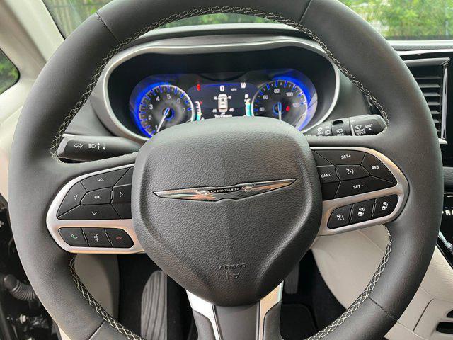 Photo of 2024 Diamond Black Crystal Pearlcoat Chrysler Pacifica