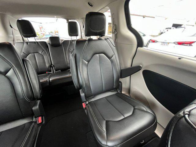 Photo of 2024 Diamond Black Crystal Pearlcoat Chrysler Pacifica