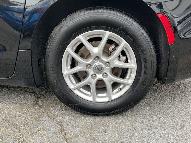 Photo of 2024 Diamond Black Crystal Pearlcoat Chrysler Pacifica
