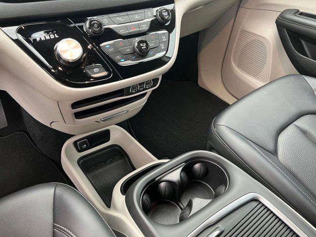 Photo of 2024 Diamond Black Crystal Pearlcoat Chrysler Pacifica