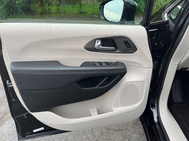 Photo of 2024 Diamond Black Crystal Pearlcoat Chrysler Pacifica
