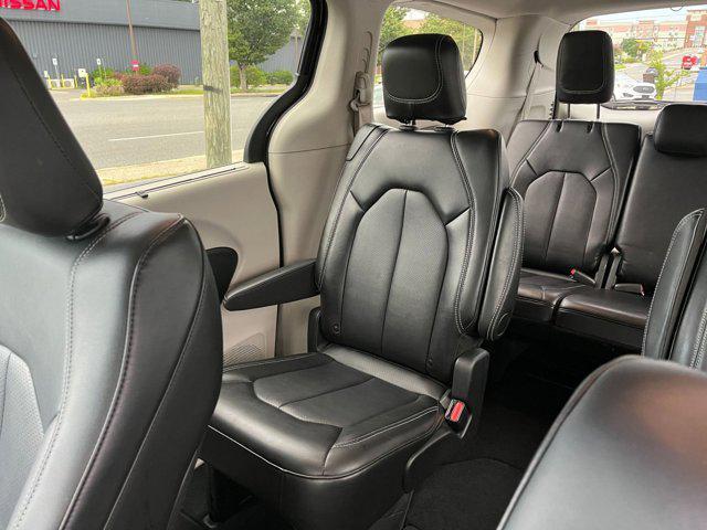 Photo of 2024 Diamond Black Crystal Pearlcoat Chrysler Pacifica