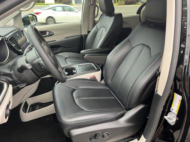 Photo of 2024 Diamond Black Crystal Pearlcoat Chrysler Pacifica