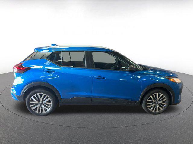 Photo of 2024 Electric Blue Metallic Nissan Kicks
