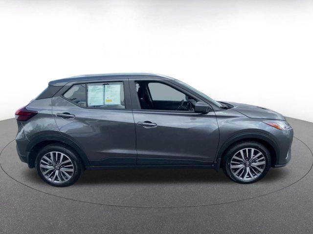 Photo of 2024 Gun Metallic Nissan Kicks