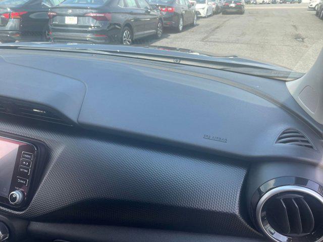 Photo of 2024 Gun Metallic Nissan Kicks