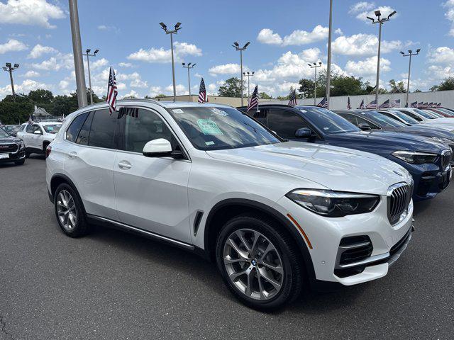 Photo of 2022 Mineral White Metallic BMW X5