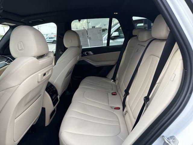 Photo of 2022 Mineral White Metallic BMW X5