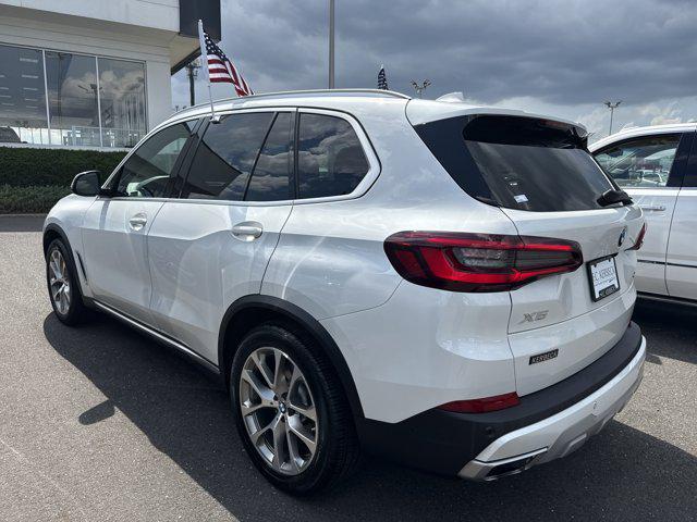 Photo of 2022 Mineral White Metallic BMW X5