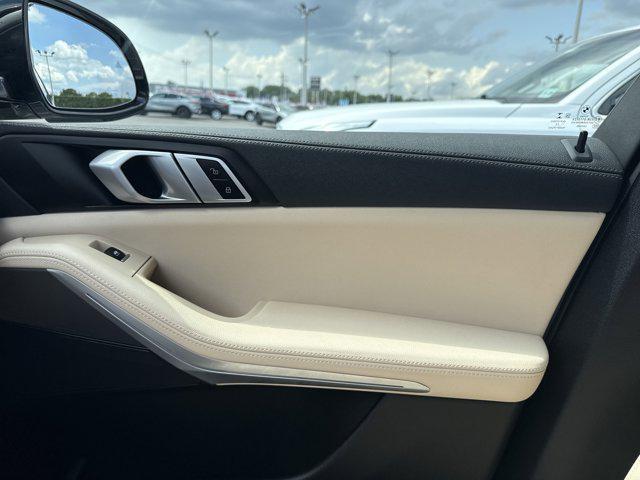 Photo of 2022 Mineral White Metallic BMW X5