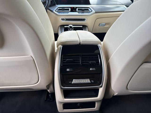Photo of 2022 Mineral White Metallic BMW X5