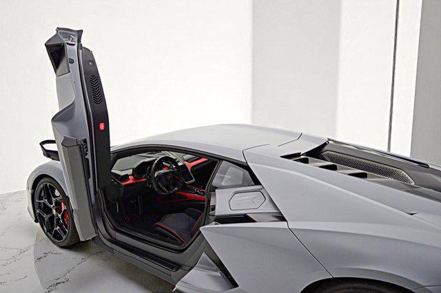Photo of 2024 Grigio Acheso Lamborghini Revuelto