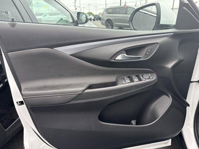 Photo of 2025 Summit White Buick Envista