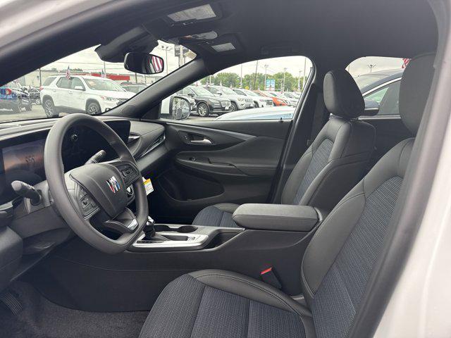 Photo of 2025 Summit White Buick Envista