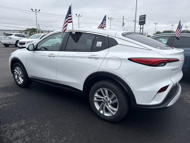 Photo of 2025 Summit White Buick Envista