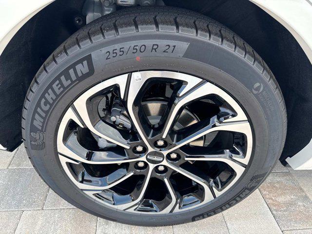 Photo of 2025 White Platinum Metallic Tri-Coat Lincoln Nautilus