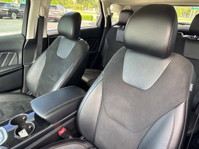 Photo of 2016 Shadow Black Ford Edge