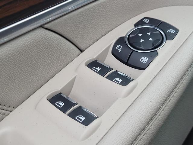 Photo of 2019 White Platinum Metallic Tri-Coat Ford Explorer