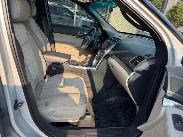 Photo of 2014 Silver Ford Explorer