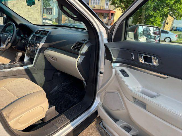 Photo of 2014 Silver Ford Explorer