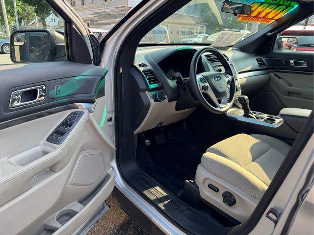 Photo of 2014 Silver Ford Explorer