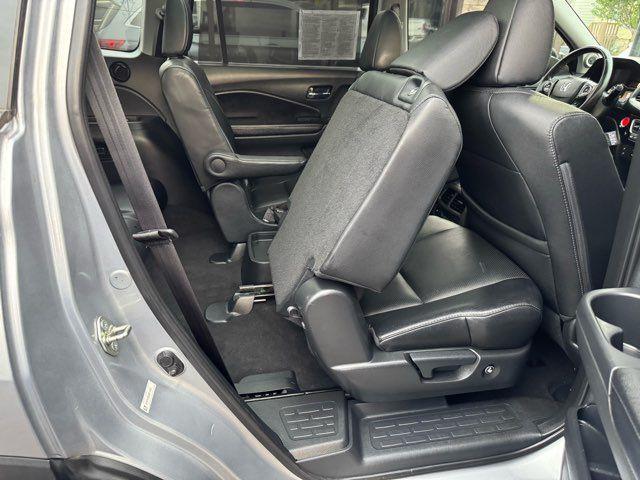 Photo of 2016 Silver Honda Pilot
