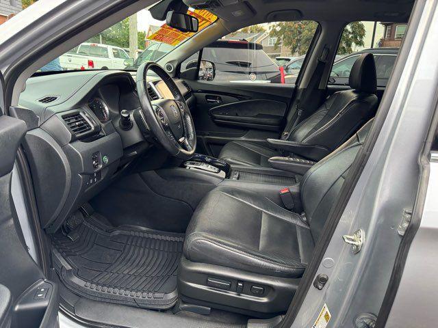 Photo of 2016 Silver Honda Pilot