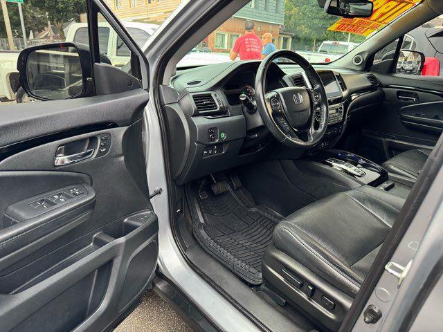 Photo of 2016 Silver Honda Pilot