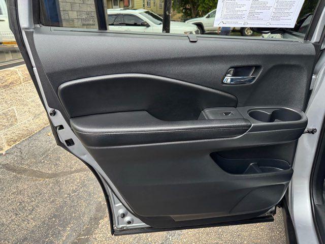 Photo of 2016 Silver Honda Pilot