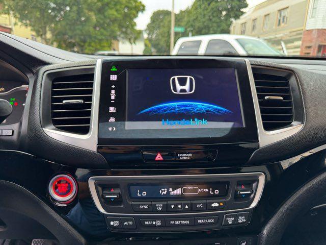 Photo of 2016 Silver Honda Pilot