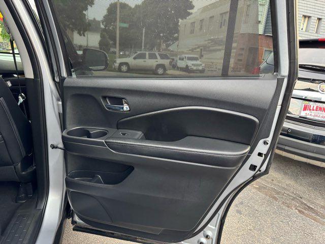 Photo of 2016 Silver Honda Pilot